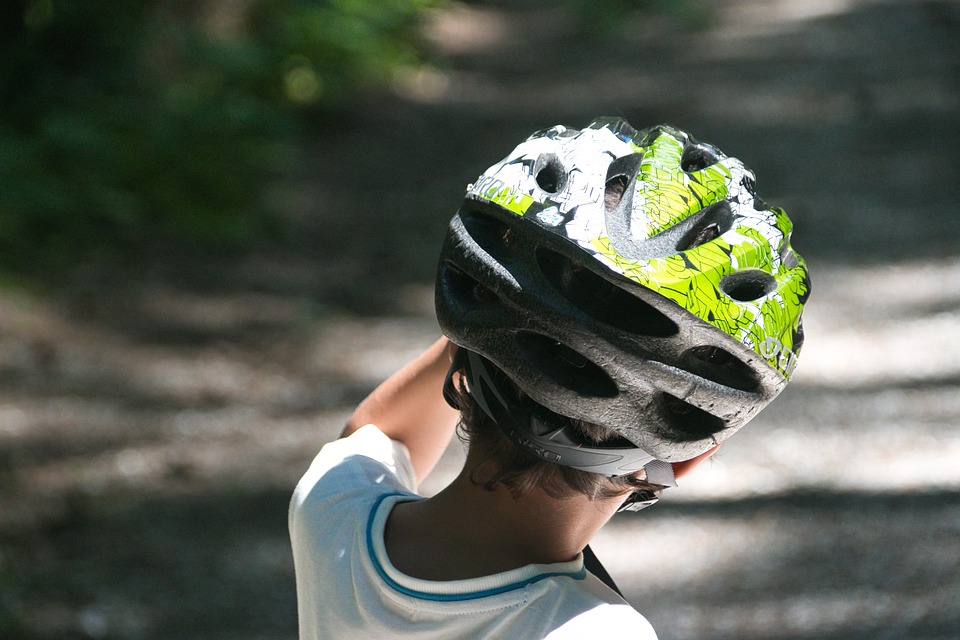 dítě v helmě