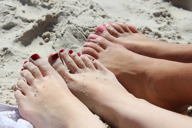 nohy žen v písku