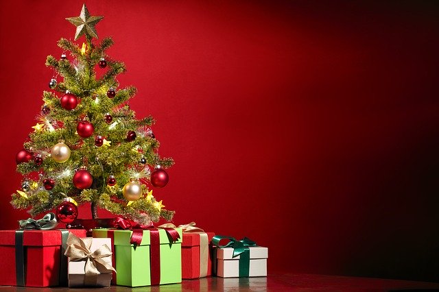 vánoční strom s dárky