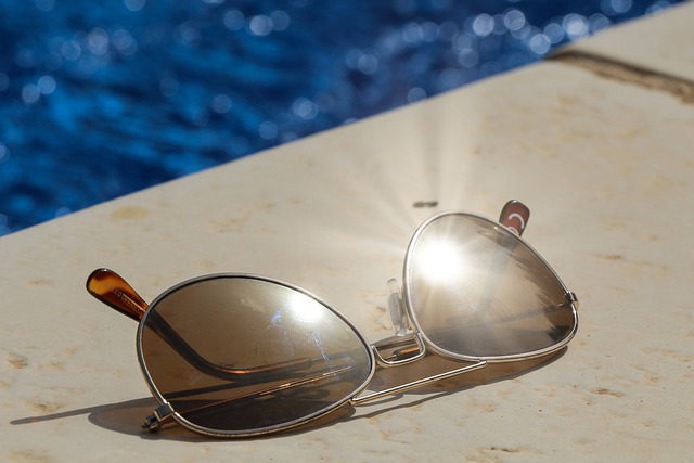 sluneční brýle u bazénu